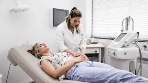 Séance de cryolipolyse avec applicateur posé sur la zone abdominale